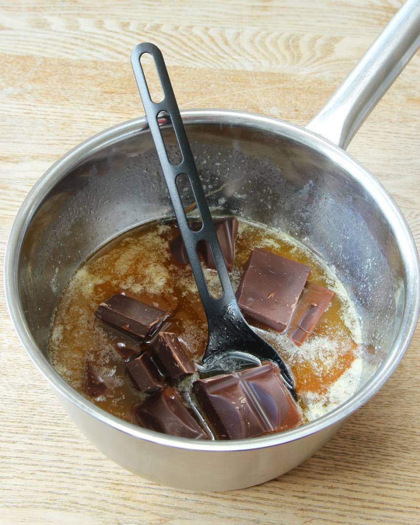 2. Bryt chokladen i bitar och låt dem smälta i det varma smöret. Rör om tills allt smält. 