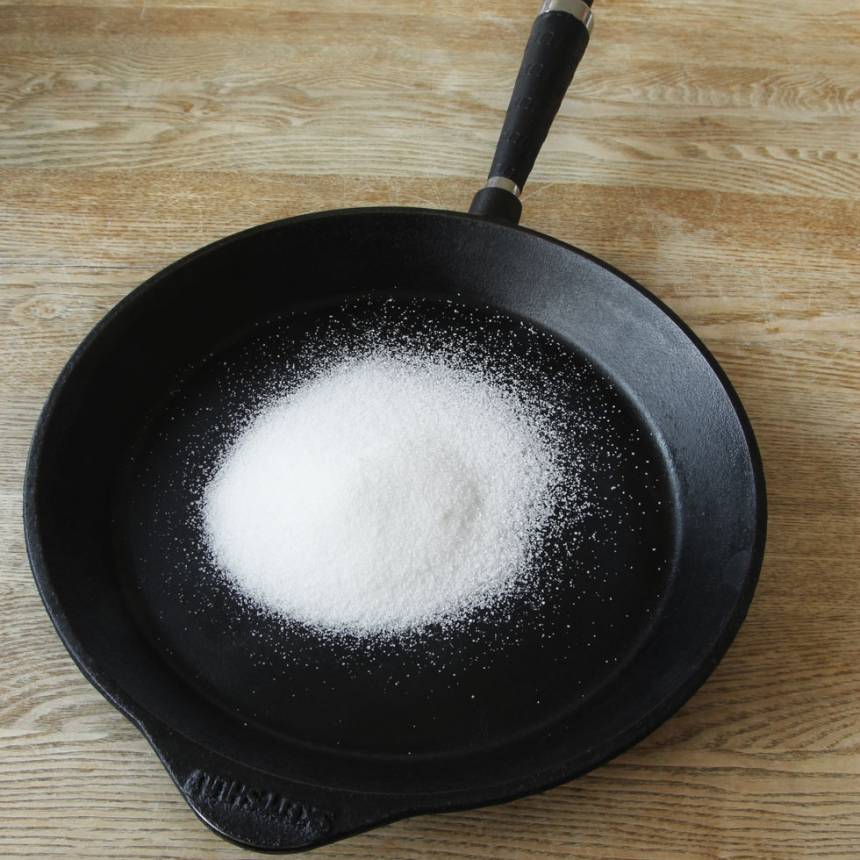 2. Smält sockret på medelvärme i en stekpanna (det får inte brännas). 