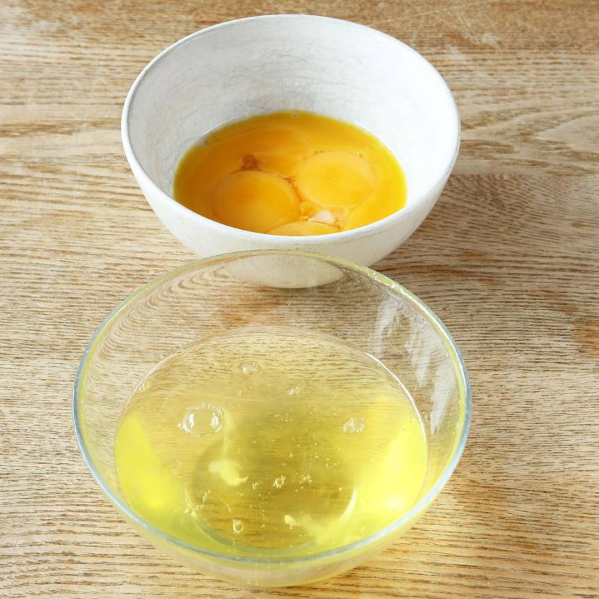 1. Sätt ugnen på 150 grader. Dela på äggen och separera vitorna och gulorna i olika skålar. 