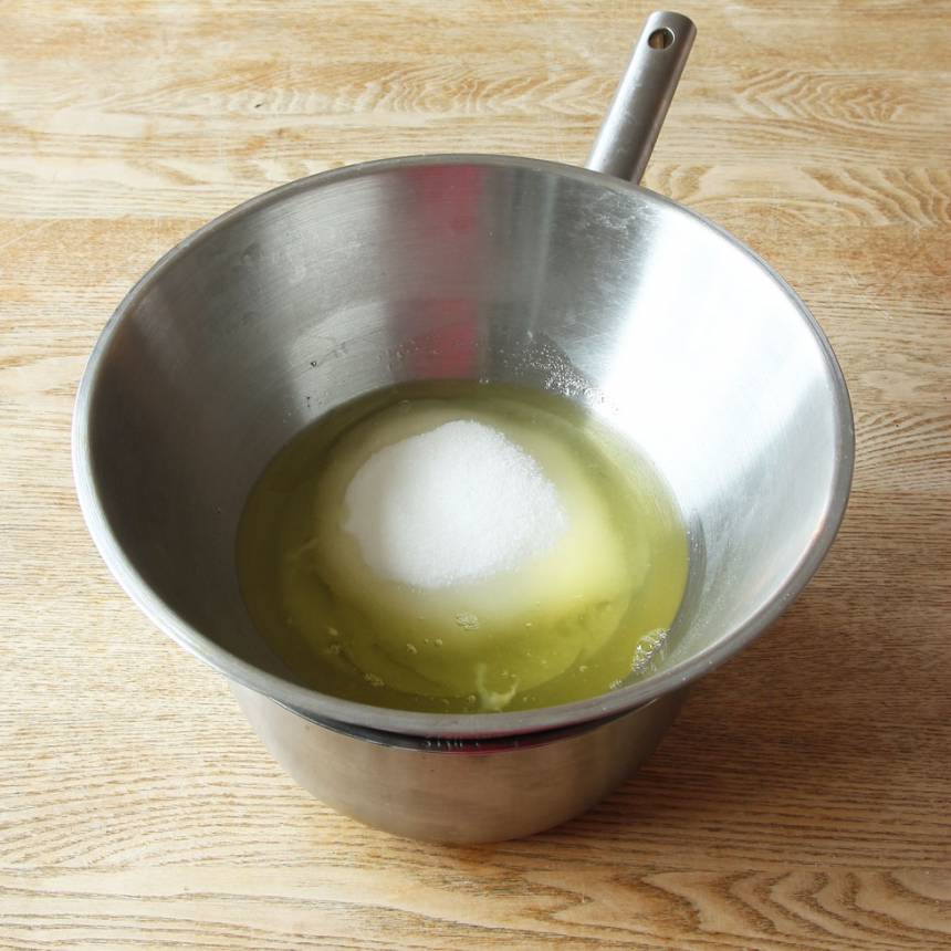 2. Häll äggvitorna och strösockret i en rostfri skål (eller glas). 
