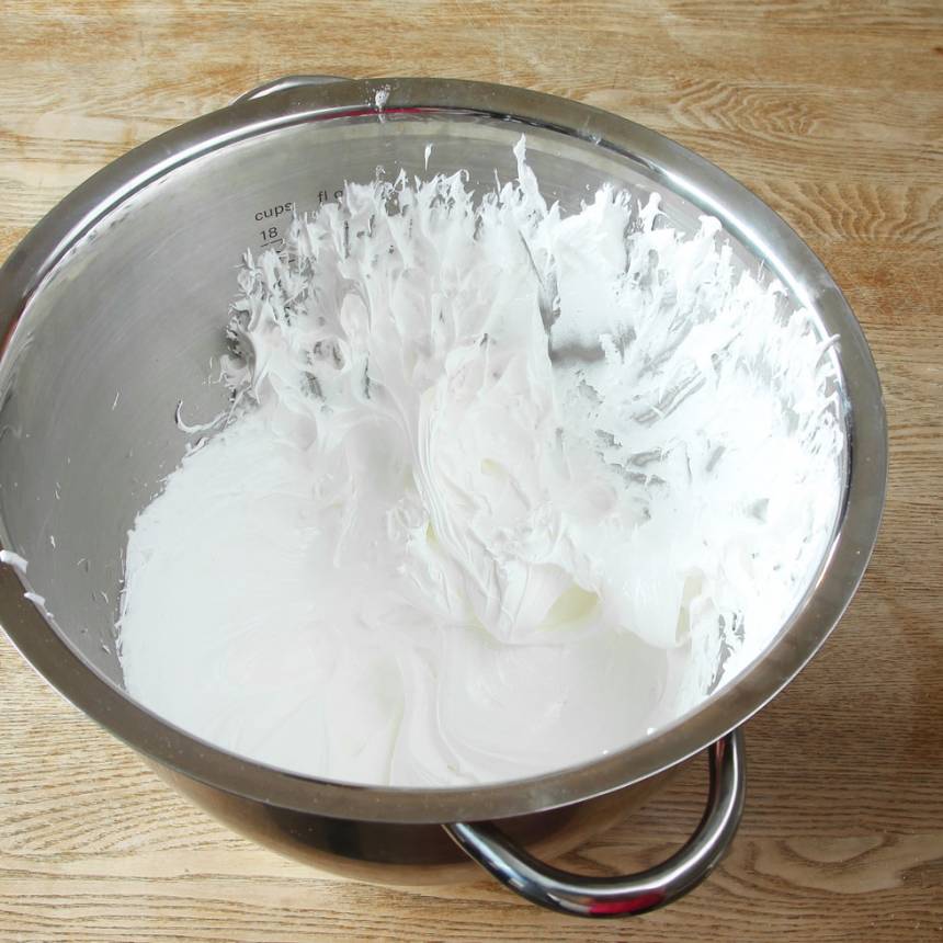 4. Vispa ägg- och sockerblandningen till en fluffig maräng. Tillsätt majsstärkelse och vitvinsvinäger i slutet. Vispa en stund till. 