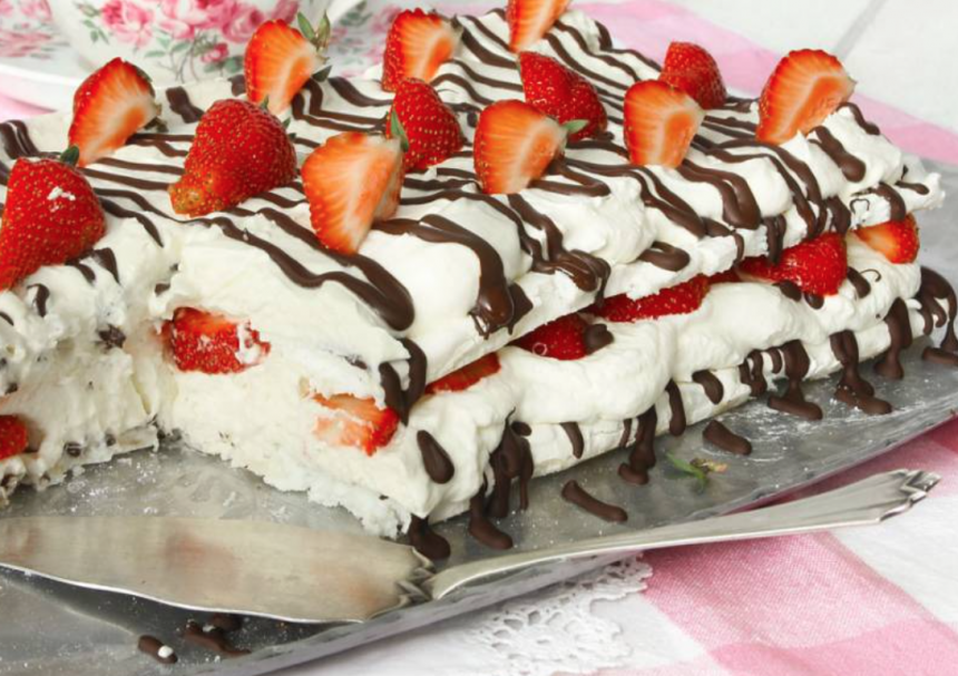 Underbar marängtårta med vit chokladmousse – klicka här för recept!