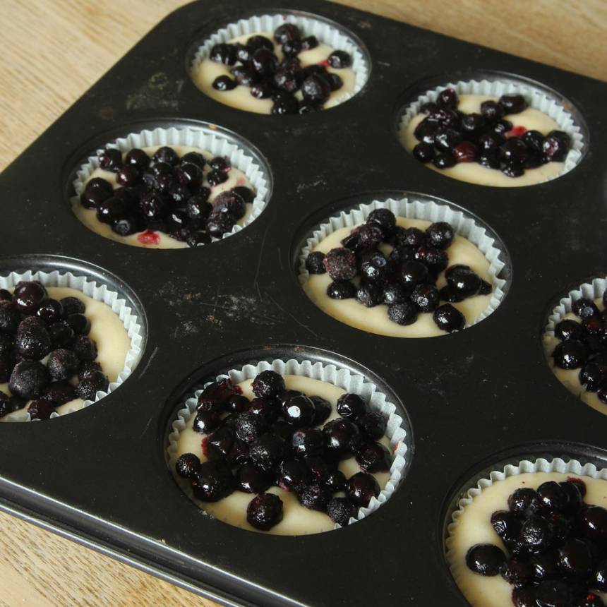 3. Lägg 2–3 tsk blåbär på varje muffins. 
