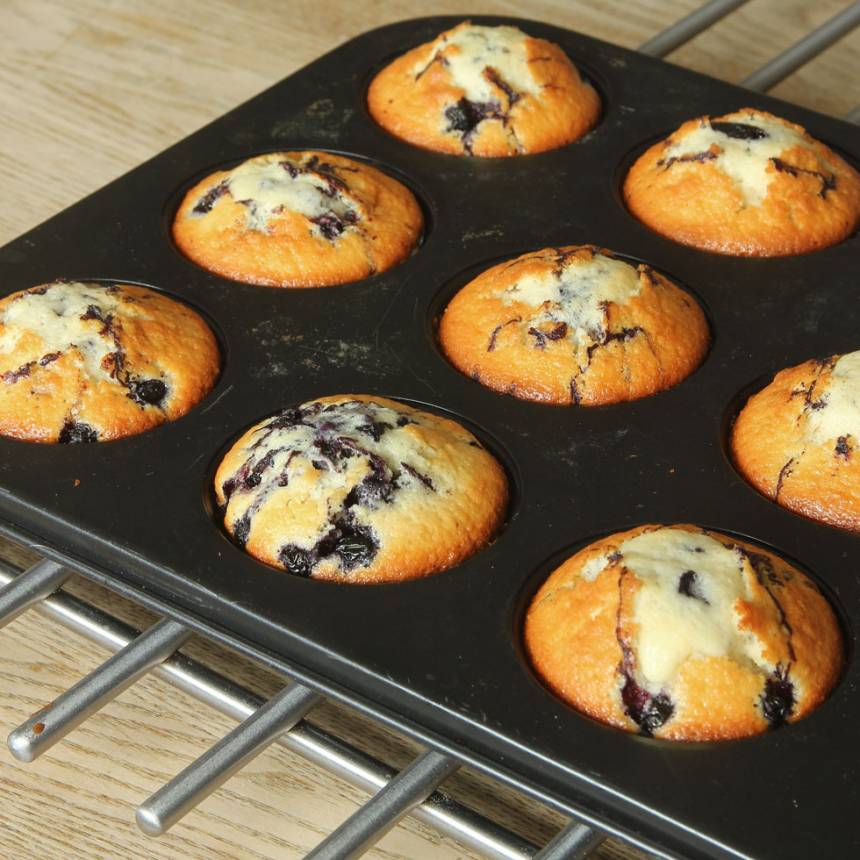 4. Grädda muffinsen mitt i ugnen i ca 20 min. Låt dem svalna. 