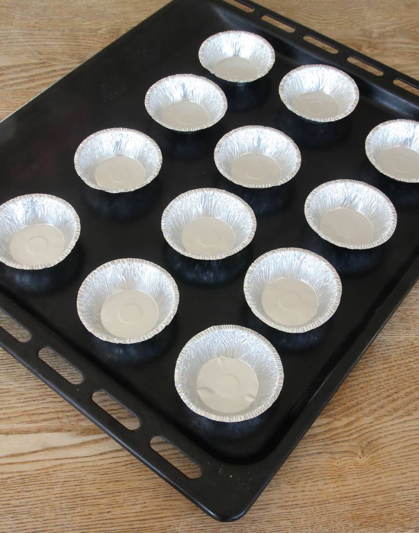 2. Ställ ut ca 15 muffinsformar i papper eller aluminium på en ugnsplåt.