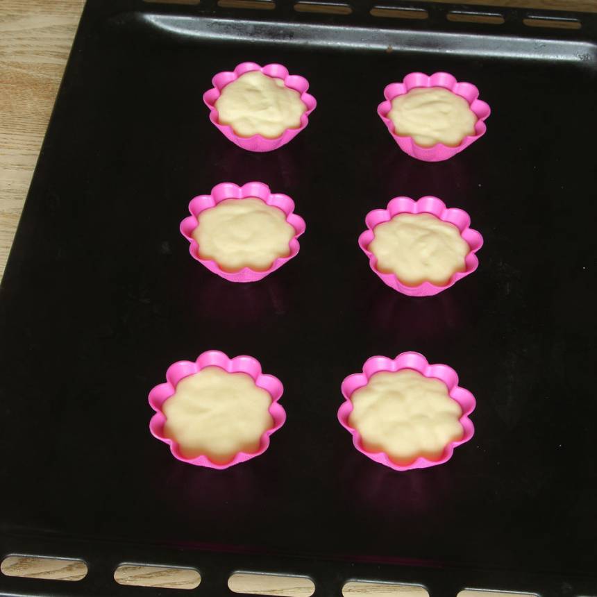 2. Ställ ut muffinsformarna på en ugnsplåt eller i en muffinsplåt. Fyll formarna med smet till ¾. 