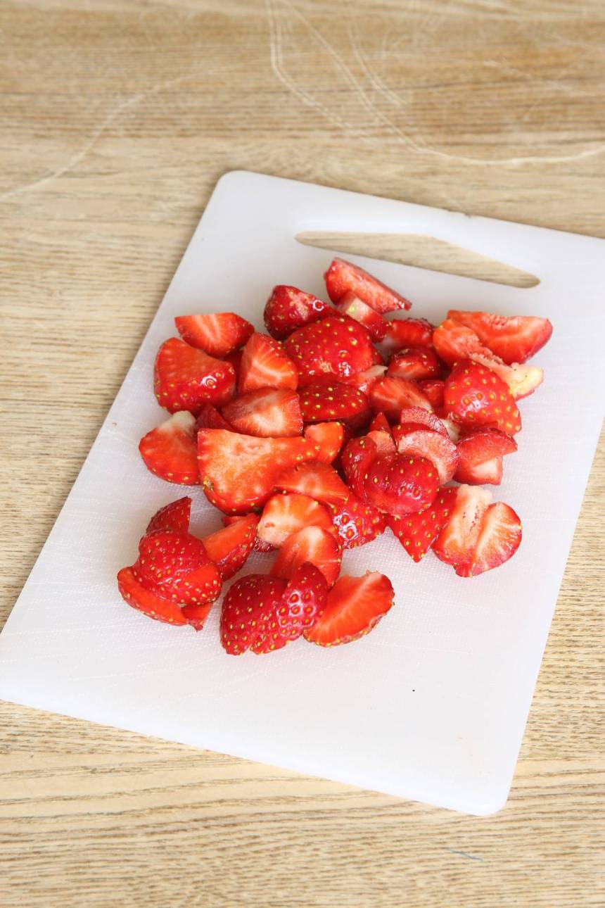 3. Skär resten av jordgubbarna i bitar. 