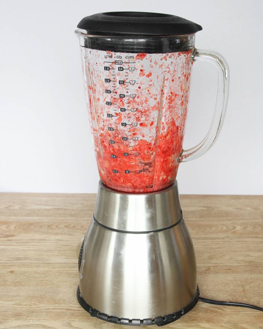 2. Mixa sönder jordgubbar och banan i en mixer. Tillsätt mjölken och mixa i någon minut till en fluffig shake. Drick den direkt när den är iskall.