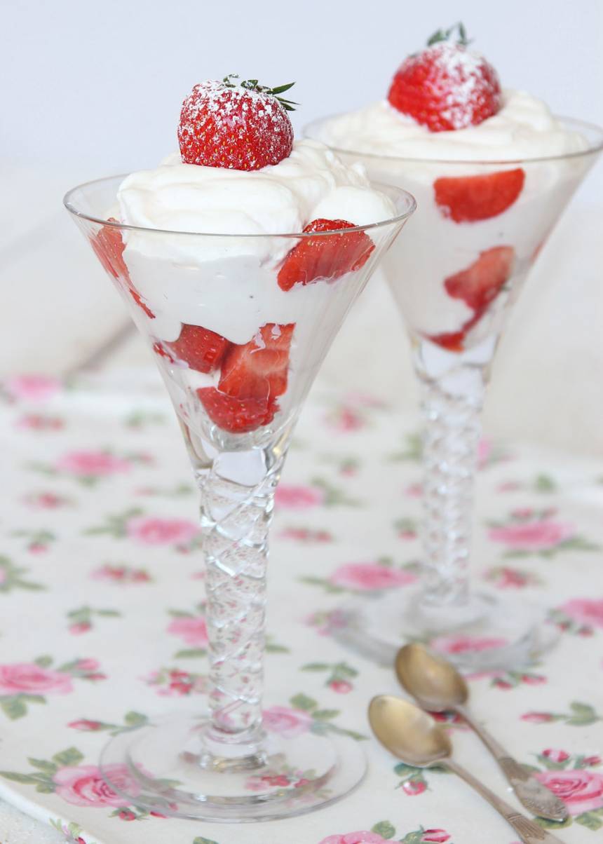 4. Lägg jordgubbsbitar i botten på glasen. Skeda ner jordgubbsmousse. Dekorera gärna med en jordgubbsbit. Pudra gärna över lite florsocker på jordgubben. 