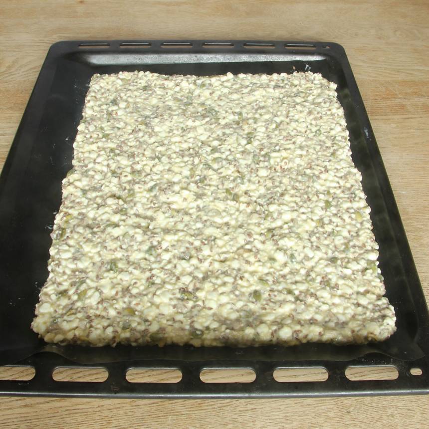 3. Bred ut smeten till en rektangel på en ugnsplåt med bakplåtspapper, ca 1 cm tunn. 