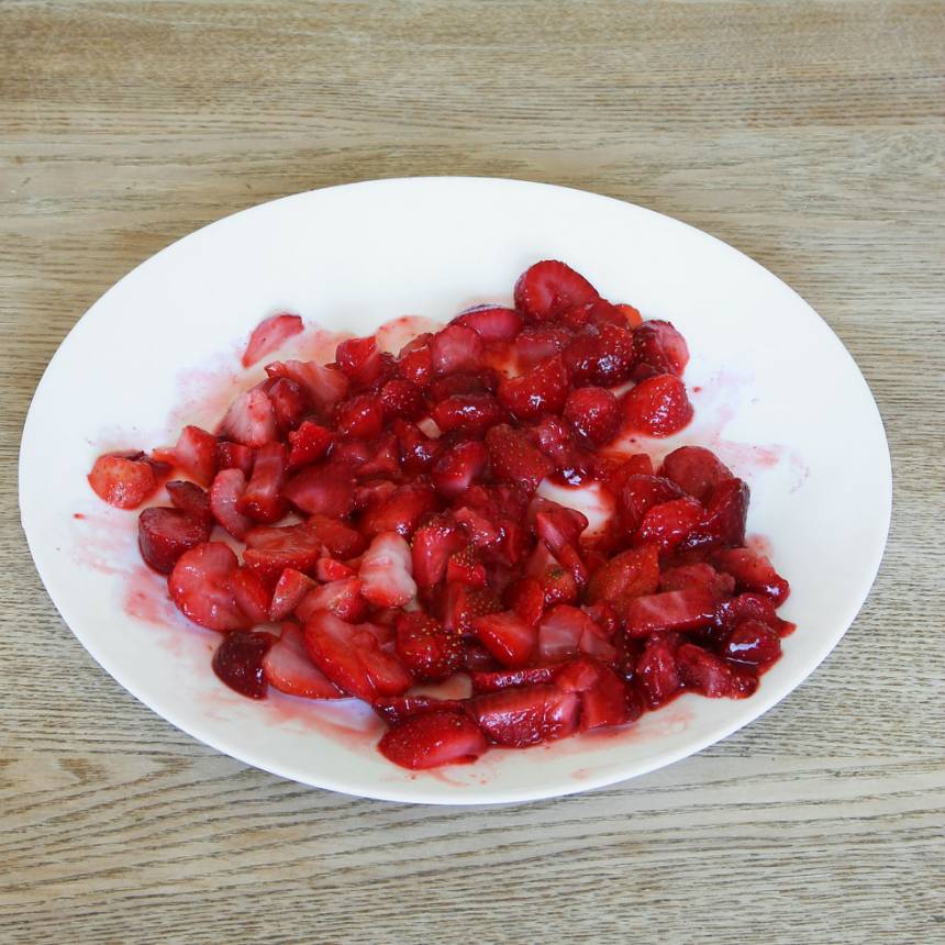 4. Jordgubbsmos: Mosa jordgubbarna med en gaffel. Om du vill kan du strö över lite strösocker, annars kan jordgubbsmoset ätas osötat. 