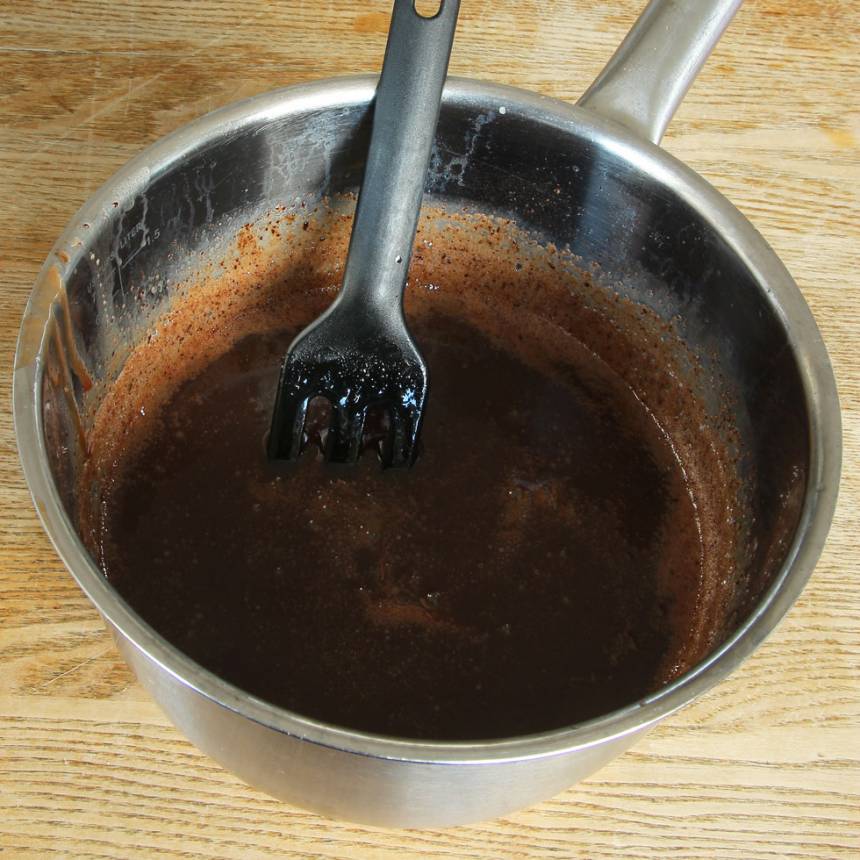 4. Mjölkchokladkolakräm: Smält smöret i en kastrull. Tillsätt strösocker, sirap, kakao, vaniljsocker och grädde. Låt blandningen puttra på svag värme i ca 5 min. 