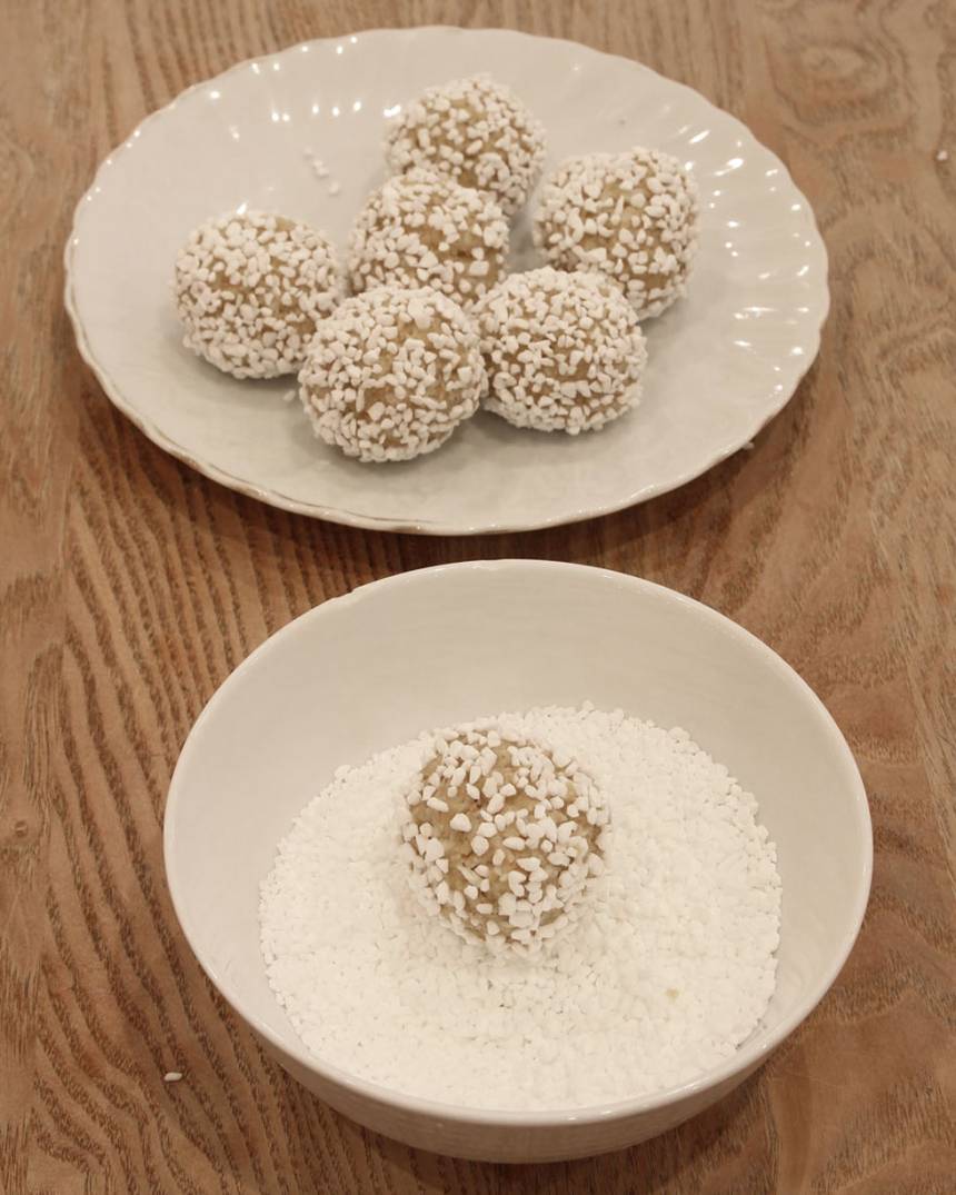 3. Gör bollar av degen och rulla dem i pärlsocker. Förvara dem i kylen. (Då går bra att frysa in). 