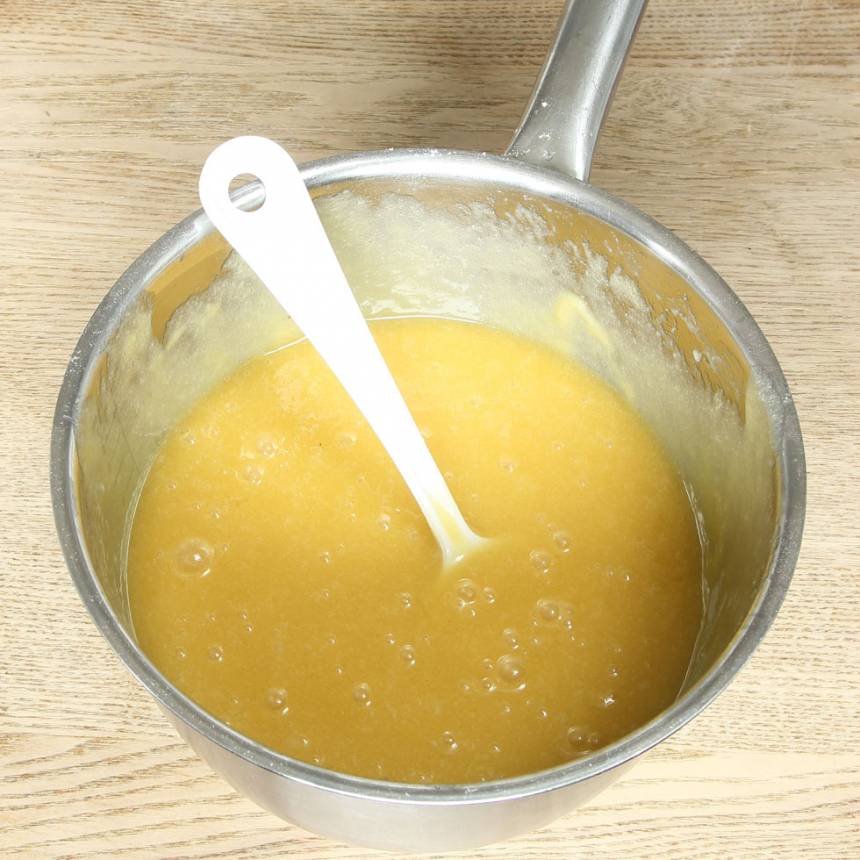 1. Sätt ugnen på 180 grader. Smält smöret i en kastrull. Tillsätt resten av ingredienserna i kastrullen och rör ihop allt till en slät smet. 