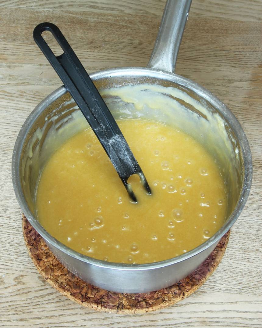 1. Sätt ugnen på 180 grader. Smält smöret i en kastrull. Ta bort den från värmen och låt smöret svalna något. Tillsätt resten av ingredienserna i kastrullen och rör ihop allt till en slät smet. 