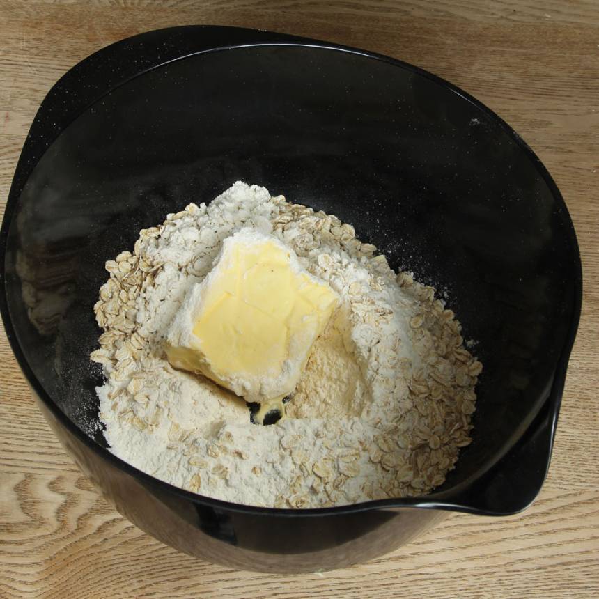 3. Smuldeg: Nyp ihop smöret med de torra ingredienserna till en smulig deg. 
