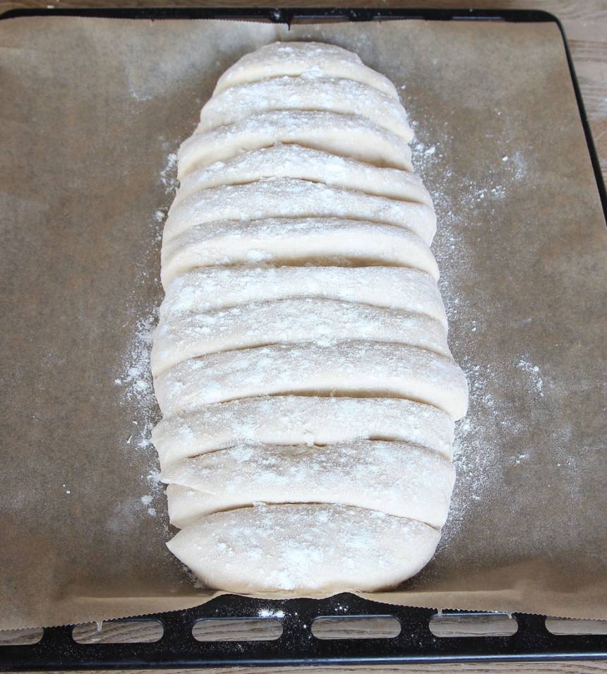 3. Strö över ytterligare lite mjöl. Låt degen jäsa under bakduk i ca 30 min. Sätt ugnen på 250 grader. (Baka ut den andra degen på samma sätt). 