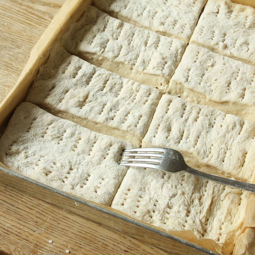 4. Nagga rutorna med en gaffel. Låt brödet jäsa under bakduk i ca 30 min. Sätt ugnen på 250 grader. 