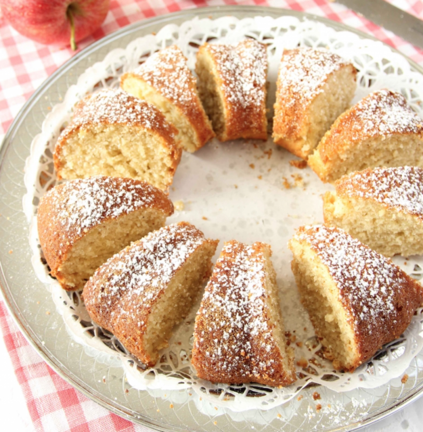Baka en saftig äppelsockerkaka med kanel – klicka här för recept!