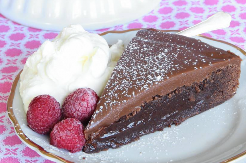 Läcker brownietårta med mjölkchokladkolakräm – klicka här för recept!