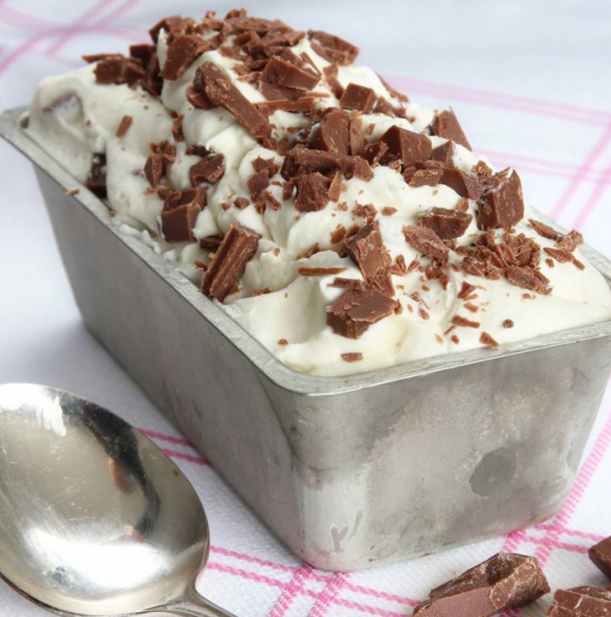 Läcker mjölkchokladglass med 3 ingredienser – klicka här för recept! 