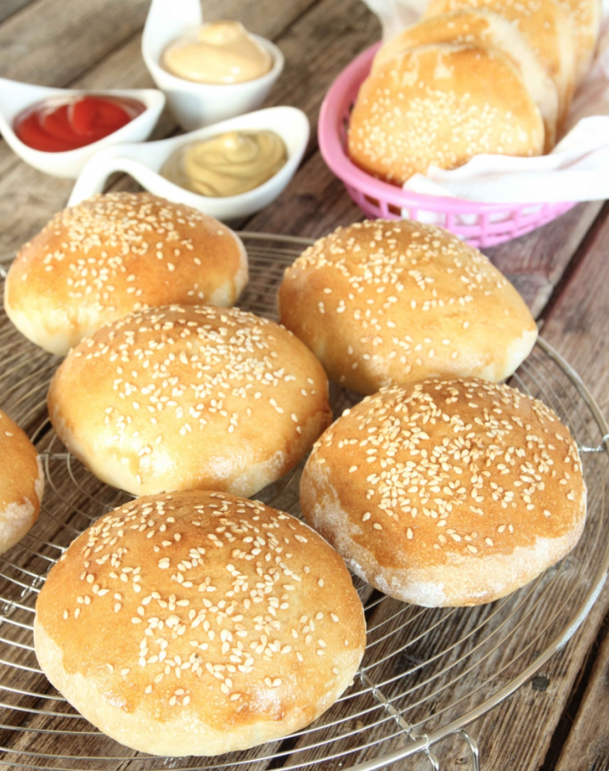 Hemgjorda hamburgerbröd är gudomligt gott – klicka här för recept!