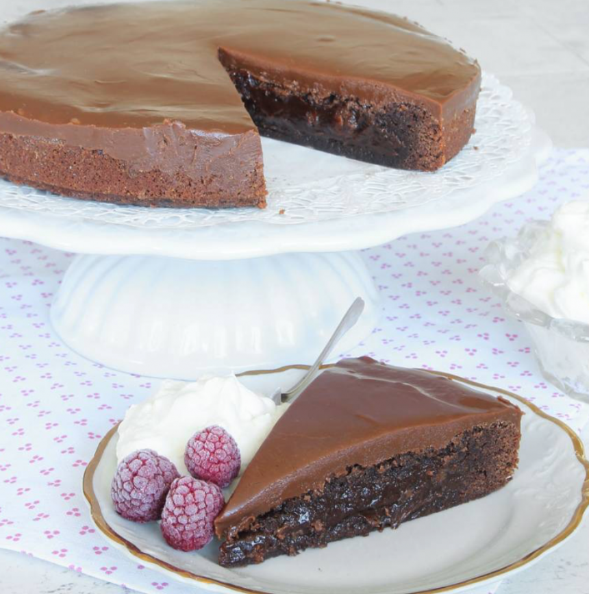 Superläcker kolatårta på en browniebotten – klicka här för recept!
