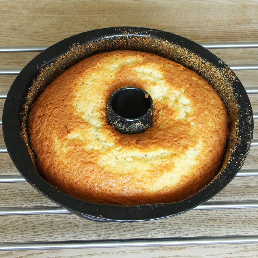 3. Grädda kakan längst ner i ugnen i 35–40 min. Låt den svalna i formen innan du stjälper upp den på en tallrik.