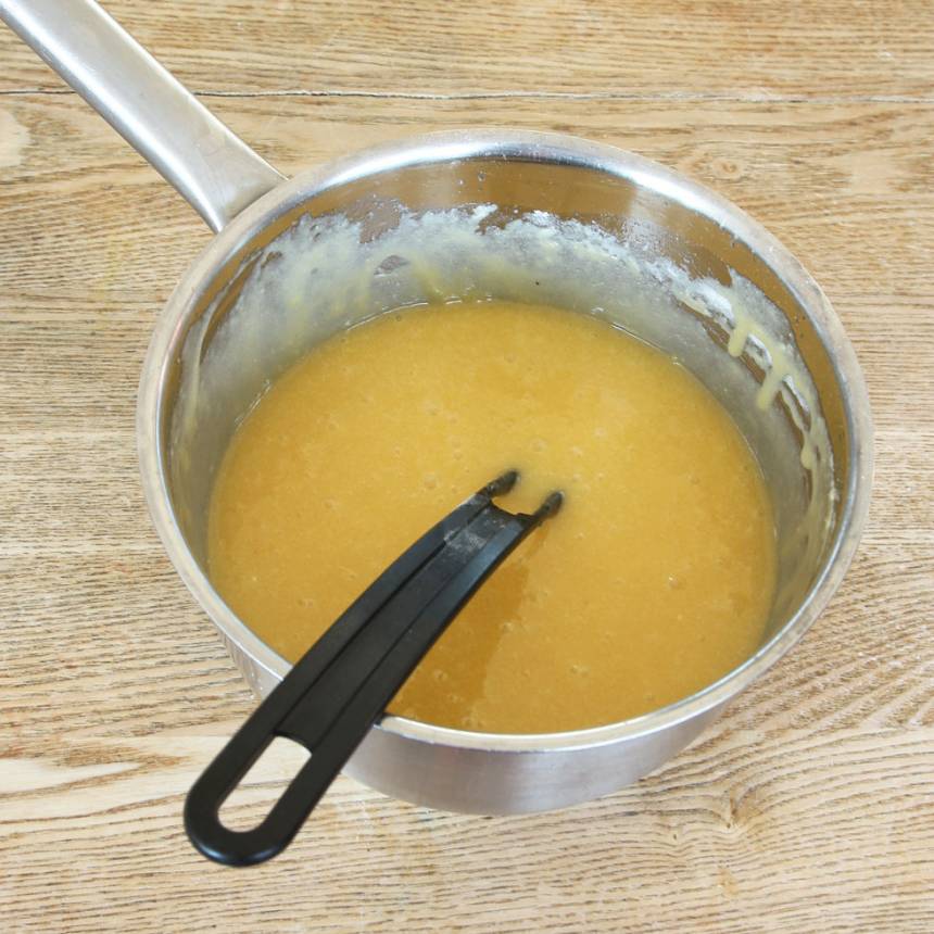 1. Sätt ugnen på 180 grader. Smält smöret i en kastrull. Ta bort den från värmen och låt smöret svalna något. Tillsätt resten av ingredienserna i kastrullen och rör ihop allt till en slät smet. 