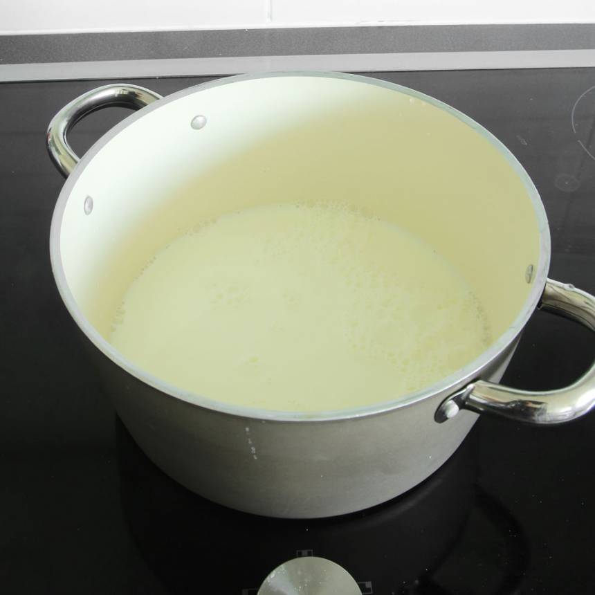 1. Värm upp mjölken i en stor rymlig kastrull eller gryta till 93–95 grader. Den får inte koka! Låt mjölken svalna till ca 44 grader. 