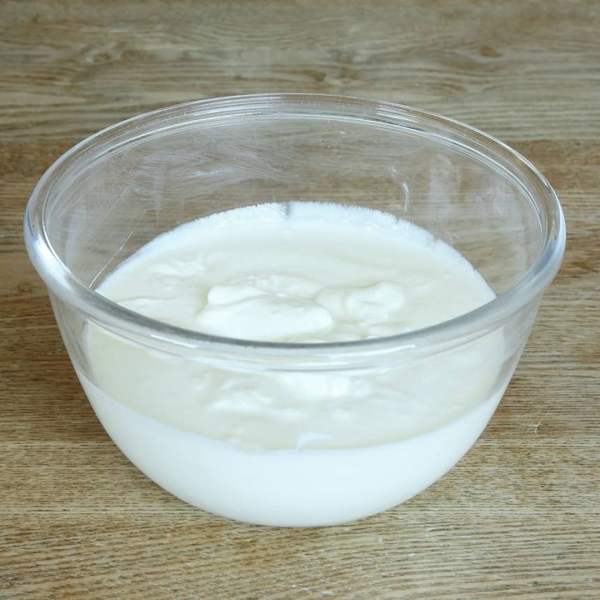 5. Häll upp yoghurten i en skål. 