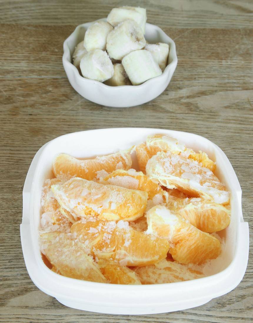 1. Mixa apelsin och banan i en hushållsmaskin med knivar till en krämig glass. 