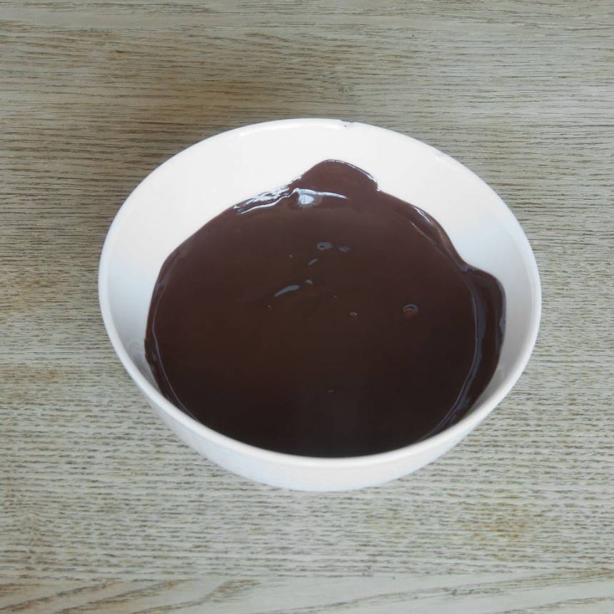 1. Smält chokladen över vattenbad (eller i mikron, men rör om då och då så chokladen inte bränns).