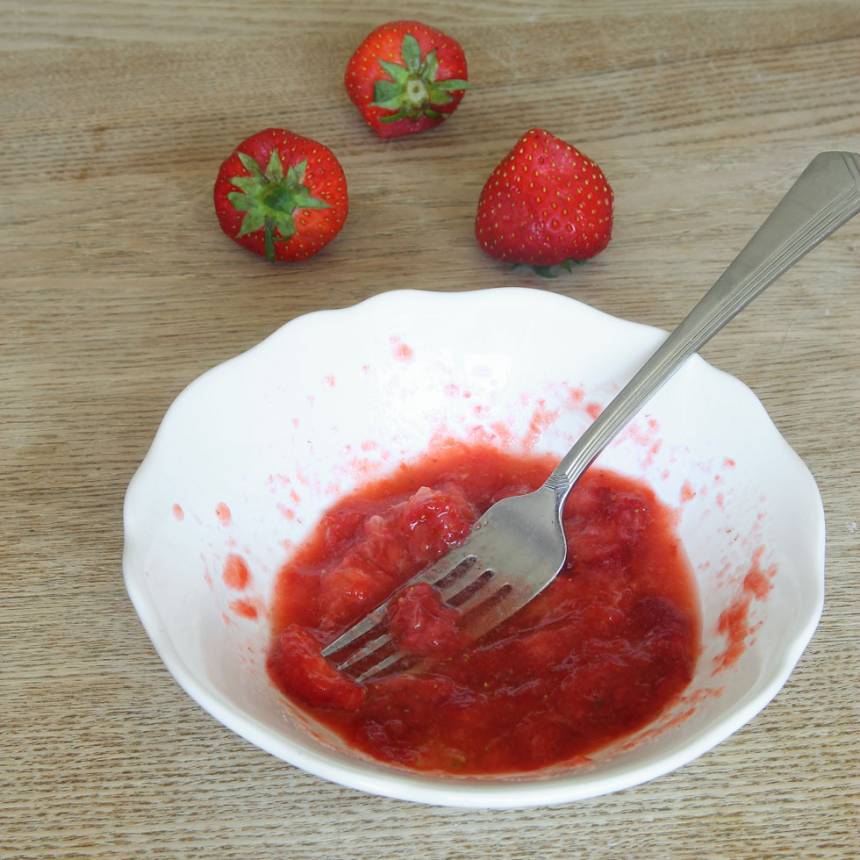 5. Mosa 1–2 jordgubbar/form (beroende på storlek) med en gaffel. 