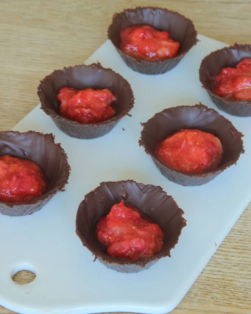 6. Fyll chokladformarna med mosade jordgubbar. 
