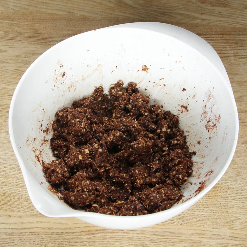 3. Tillsätt kakao, kokos, kokosolja, salt och kaffe, lite i taget (efter smak och lagom konsistens). Fortsätt mixa ihop allt till en kladdig smet som det går att rulla bollar av. 