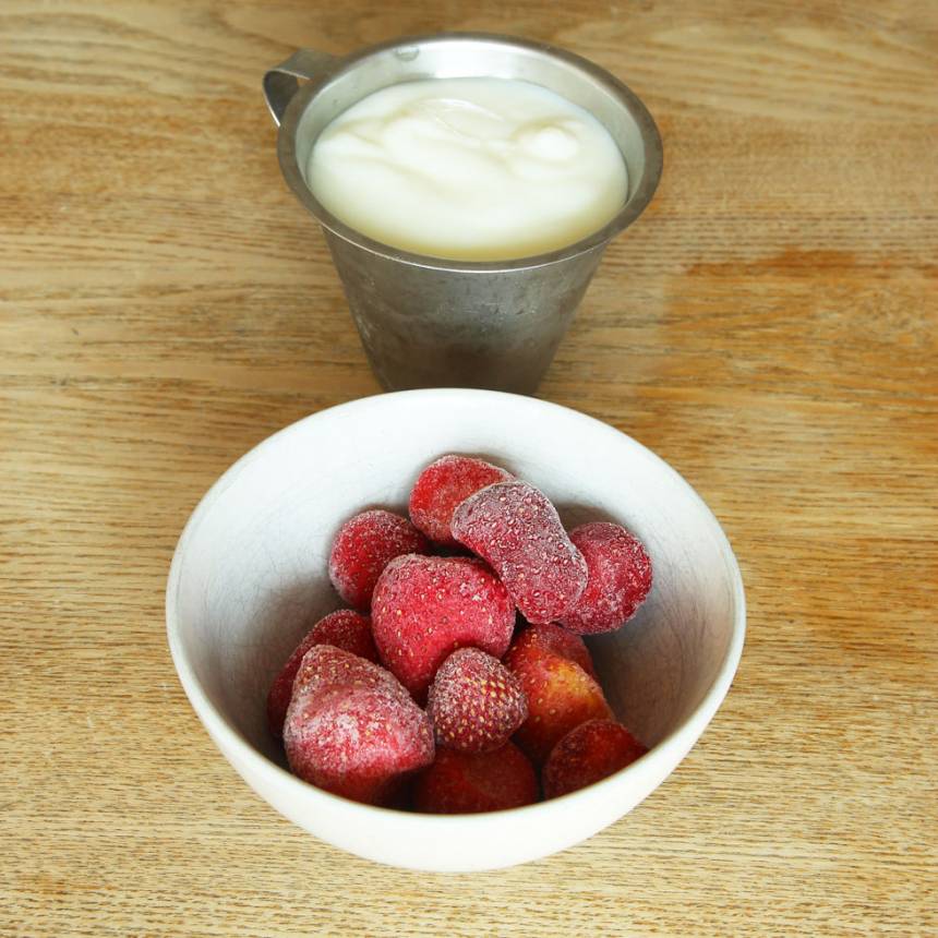 1. Ställ yoghurten i frysen i 1–2 timmar så den blir halvfryst (det är svårt att mixa den om den är genomfryst). 