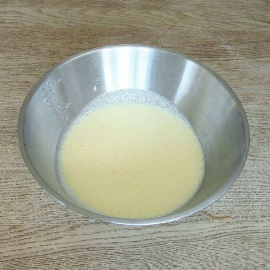 4. Bunke 1: Blanda gulorna, strösocker och färskost i en skål. Vispa ihop allt med en elvisp till en jämn smet. 
