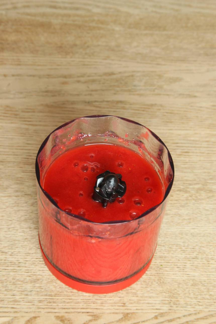 2. Mixa sönder jordgubbarna i en mixer eller med en mixerstav. 