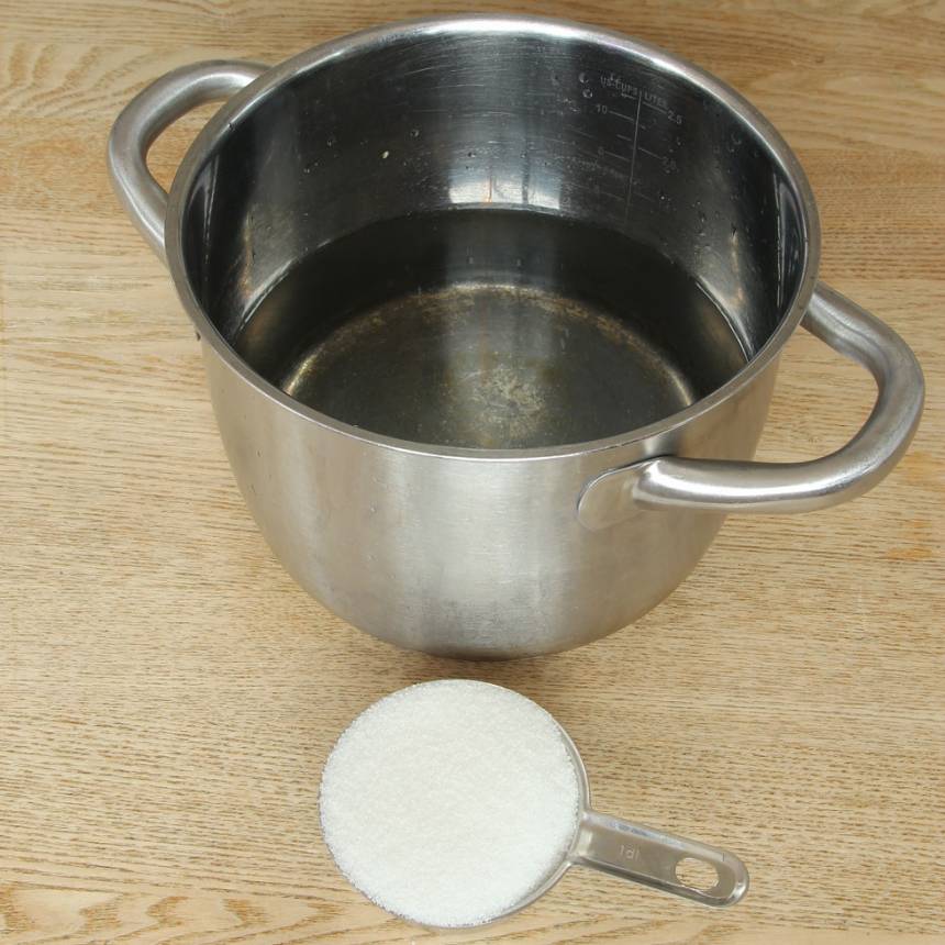 1. Koka upp vatten och strösocker i en kastrull så sockerkristallerna smälter. Låt vattnet kallna helt. 