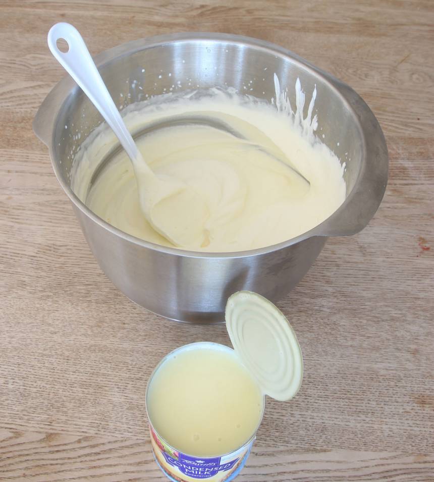 1. Vispa grädden fluffig i en skål. Häll ner den kondenserade mjölken och blanda ordentligt. 