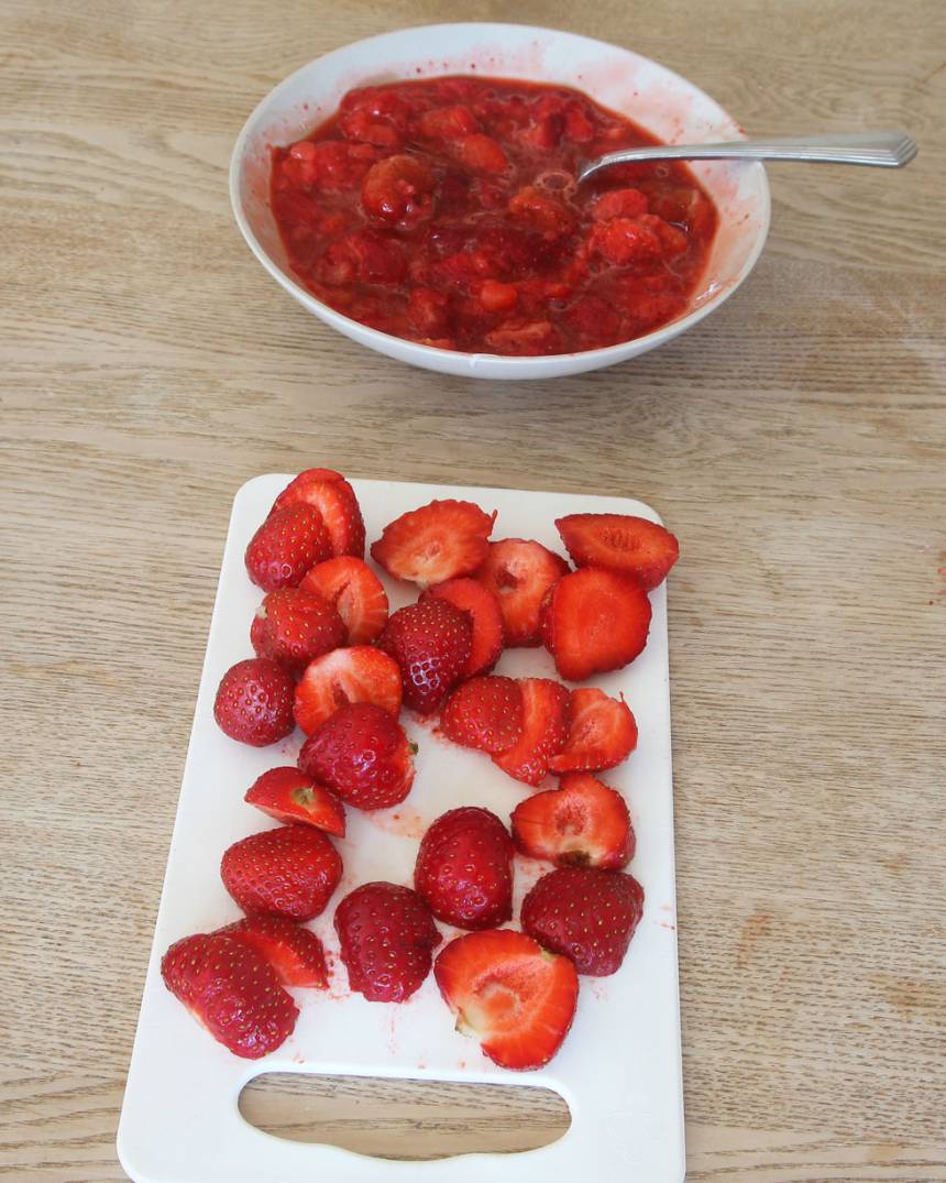 2. Skär 4–5 jordgubbar i tunna skivor. Mosa resten i en skål. 