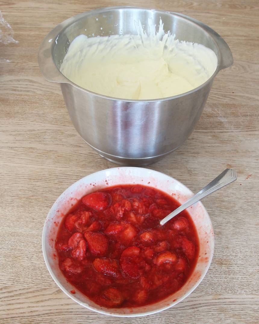 4. Blanda ner de mosade jordgubbarna slarvigt i glassmeten. 