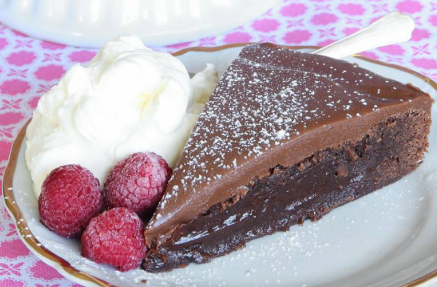 Superläcker brownietårta med mjölkchokladkolakräm – klicka här för recept!