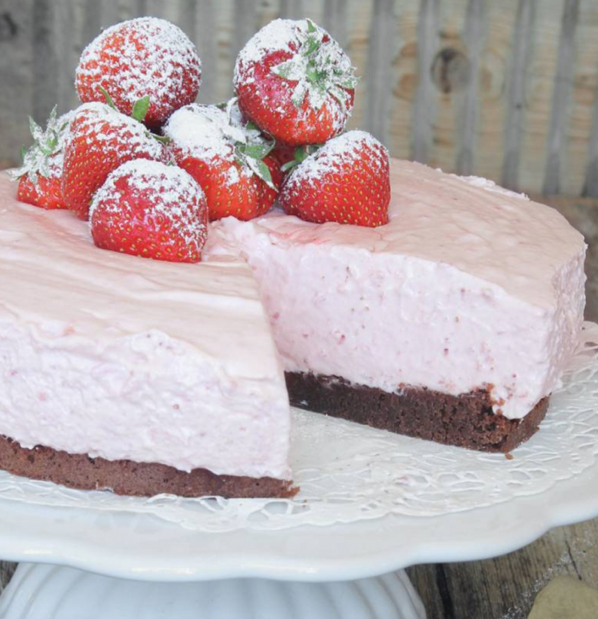 Jordgubbsmoussetårta på browniebotten – klicka här för recept!