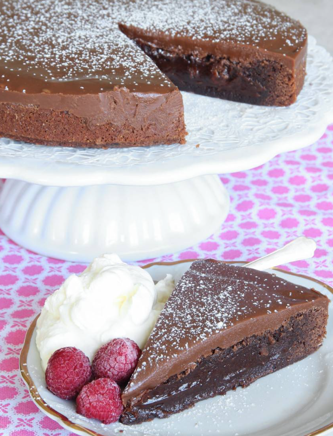 Läcker brownietårta med mjölkchokladkolakräm – klicka här för recept!