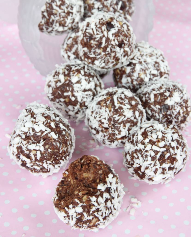 Nyttiga, supergoda dadelbollar med kokos – klicka här för recept!