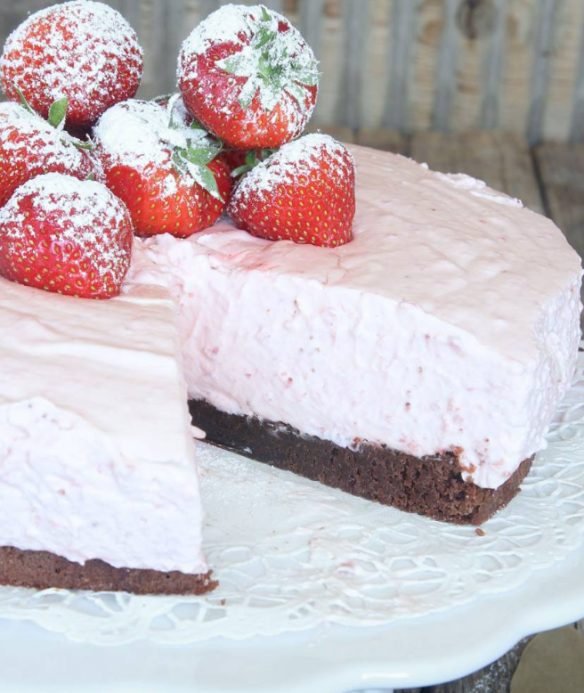Härlig, läcker jordgubbsmoussetårta på browniebotten – klicka här för recept!
