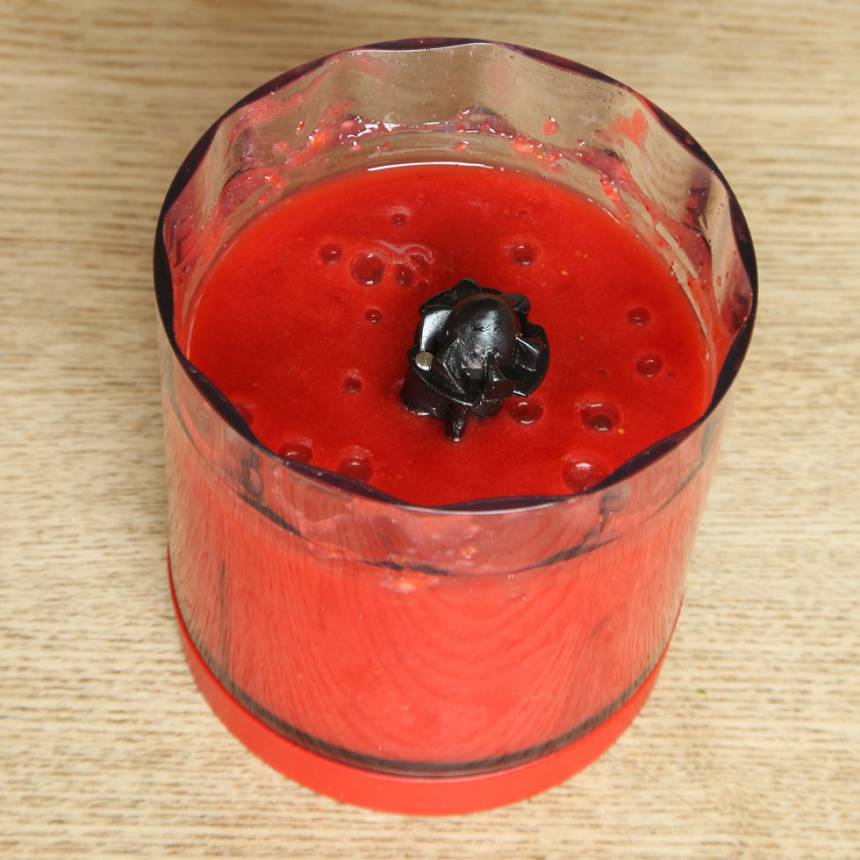 1. Mixa sönder jordgubbarna i mixer eller med en mixerstav. 