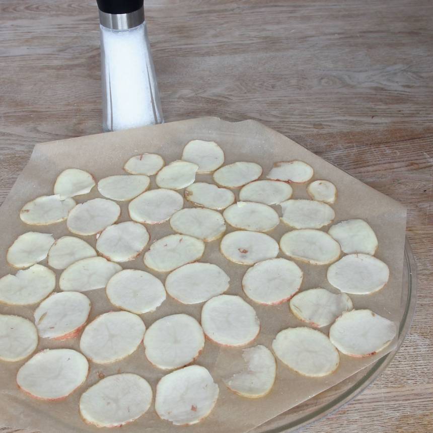 3. Lägg ut potatisarna på bakplåtspappret (de får inte överlappa varandra). Strö över salt. 